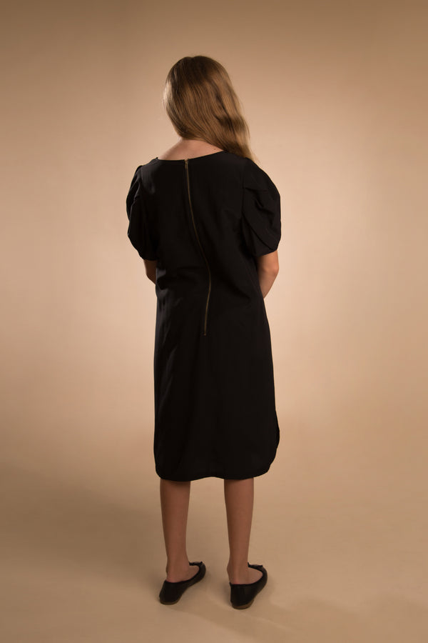 black dress with red bow How to wear bow dresses: the Oscars 2025 key fashion trend